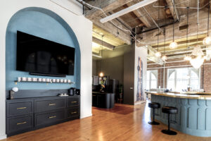 Center Bar, Media Center & Kitchenette © Duncan Channon/Tina Montemayor Design